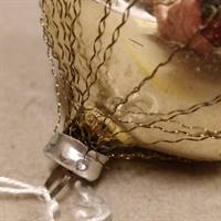 Guld glas julekugle med tinsel og bånd, genbrug.